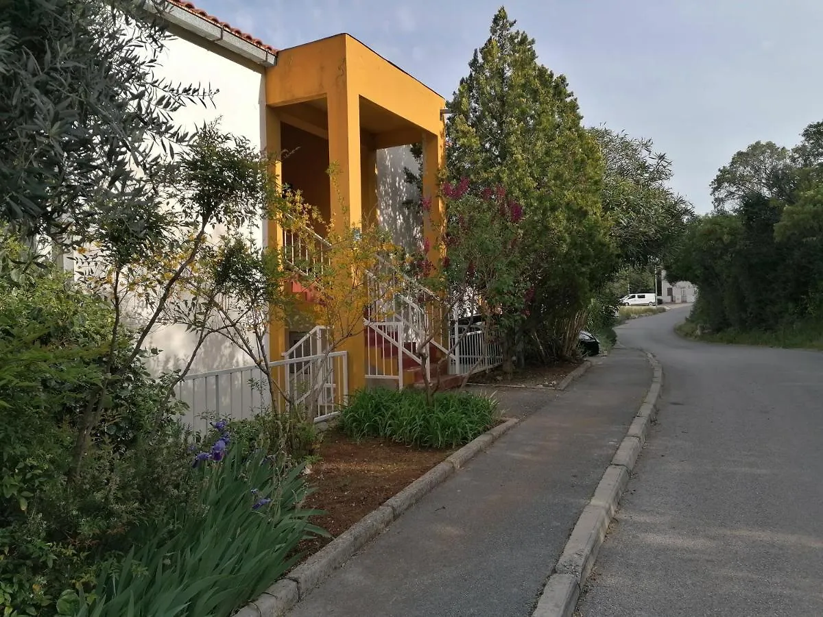 4 Roses Apartment رافني