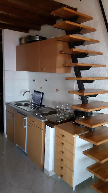 4 Roses Apartment رافني